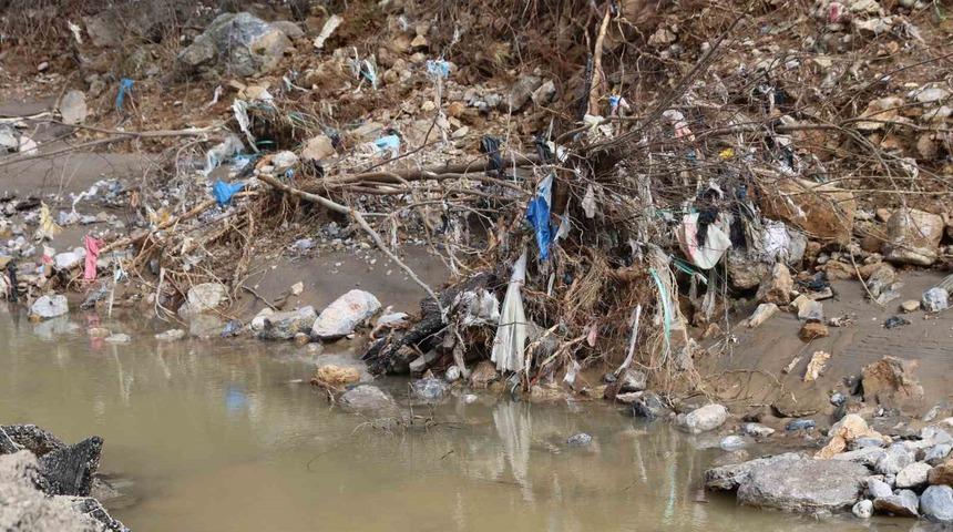 Selin ardından oluşan plastik atıklar dikkat &ccedil;ekti