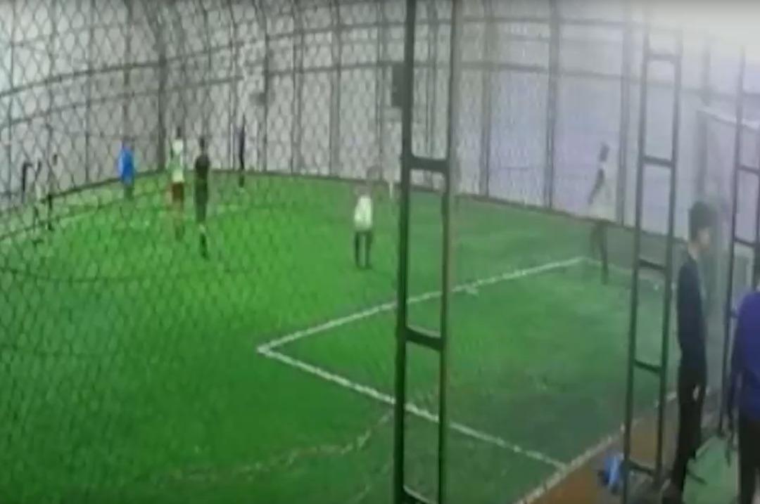 Halı sahada kahreden anlar: Kalp krizi geçiren öğretmen hayatını kaybetti 2