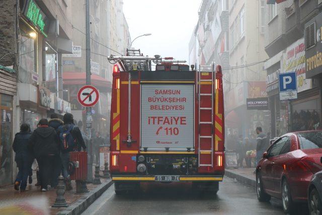 Baca yangını caddeyi duman altında bıraktı