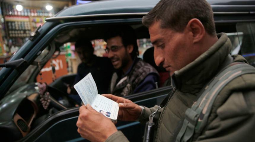 Menbic'ten şok fotoğraflar! Teröristler şehirde kimlik kontrolü yapıyor