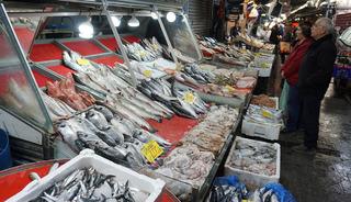 Vatandaş ikiye b&ouml;l&uuml;nd&uuml;: İftarda balık susatır mı?