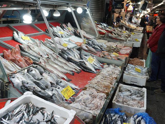 Vatandaş ikiye b&ouml;l&uuml;nd&uuml;: İftarda balık susatır mı?