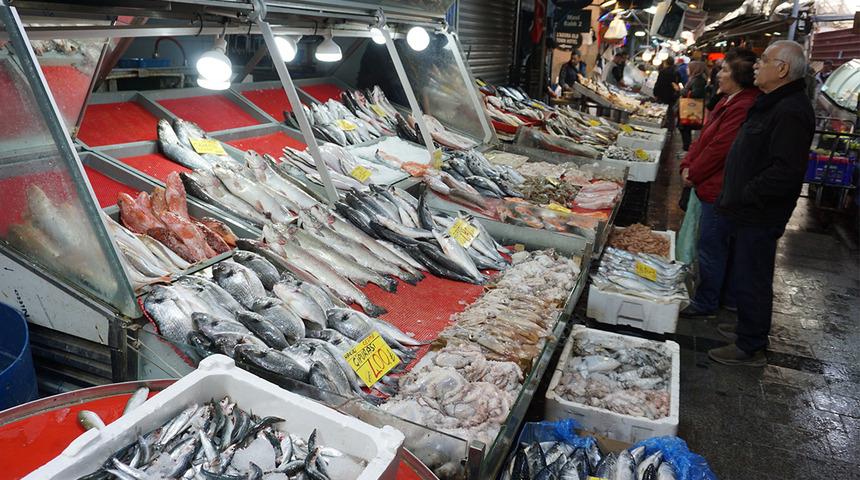 Vatandaş ikiye b&ouml;l&uuml;nd&uuml;: İftarda balık susatır mı?