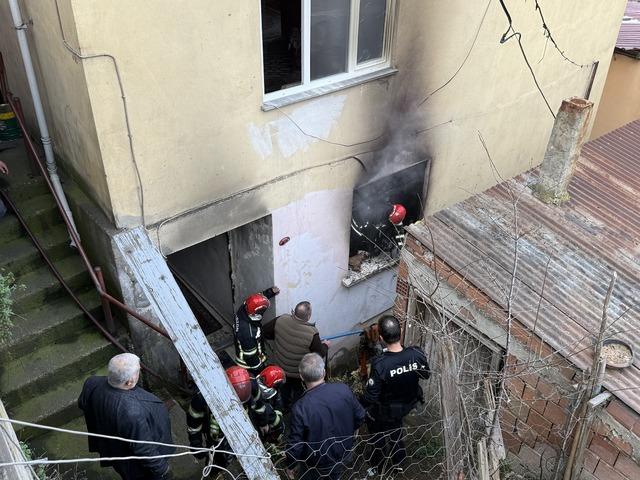 Trabzon da evde &ccedil;ıkan yangında 3 kişi dumandan etkilendi 2