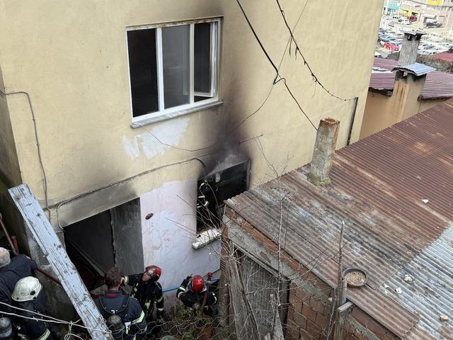 Trabzon da evde &ccedil;ıkan yangında 3 kişi dumandan etkilendi 1