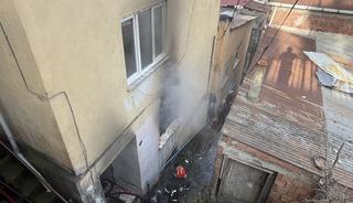 Trabzon'da evde &ccedil;ıkan yangında 3 kişi dumandan etkilendi