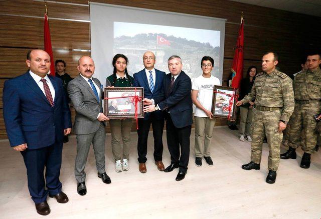 Öğrencilerin gönderdiği Türk bayrağı Afrin’de dalgalanıyor