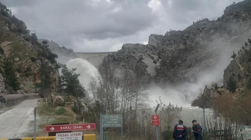 Manavgat'ta barajda taşkın riskine karşı su tahliyesi