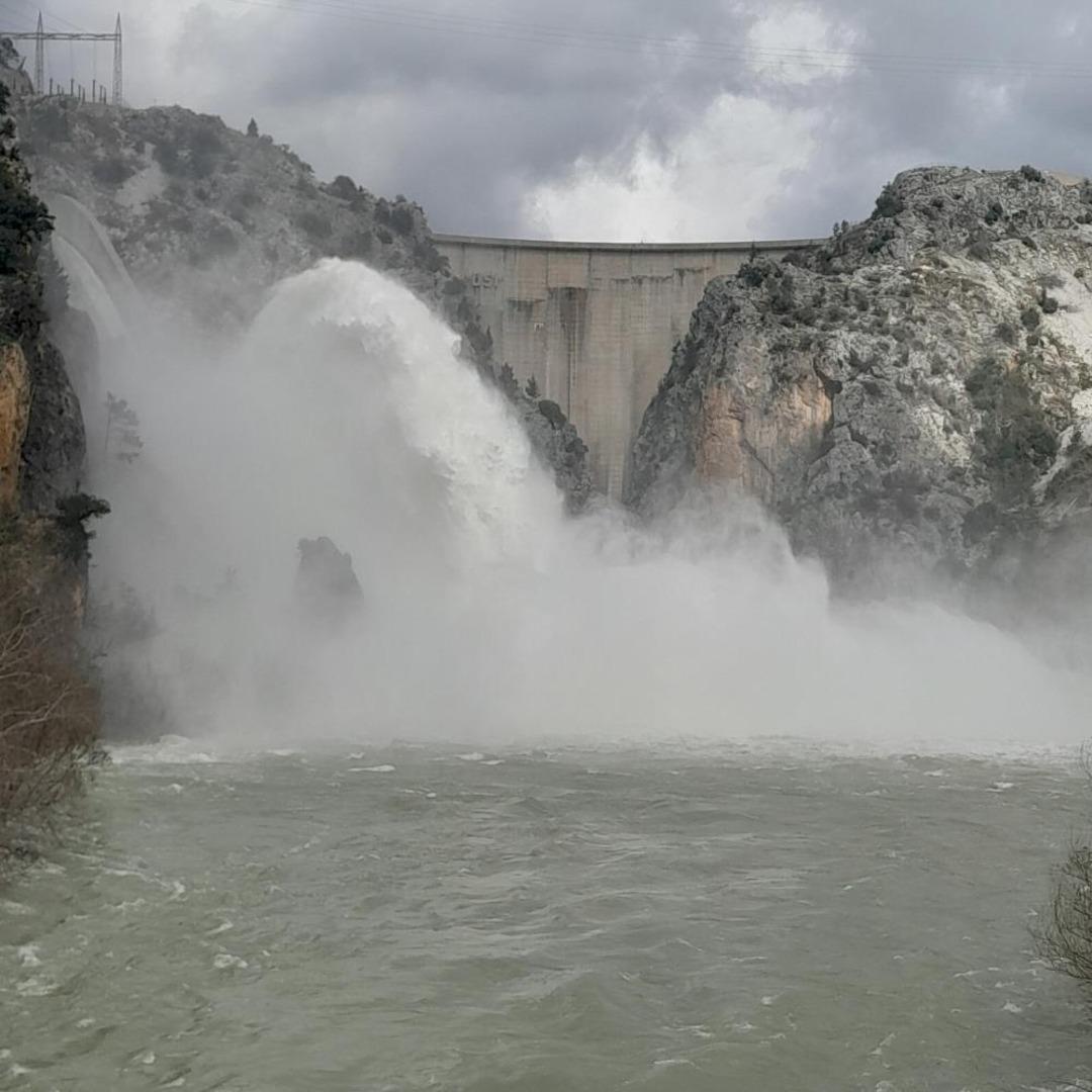 Manavgat ta barajda taşkın riskine karşı su tahliyesi 1
