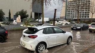 İzmir’de sağanak; cadde ve sokaklar göle döndü, sürücüler zor anlar yaşadı