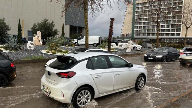 İzmir’de sağanak; cadde ve sokaklar göle döndü, sürücüler zor anlar yaşadı
