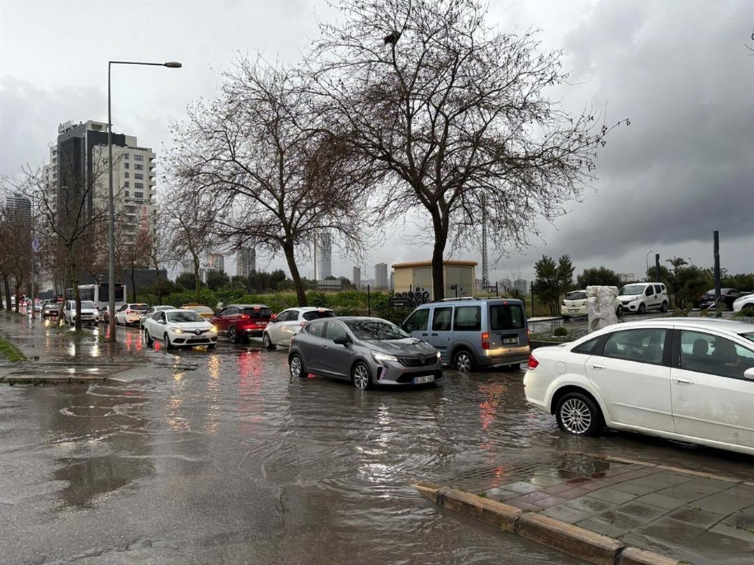 İzmir’de sağanak; cadde ve sokaklar göle döndü, sürücüler zor anlar yaşadı 1