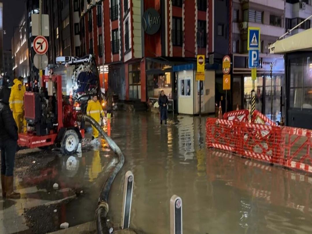 İzmir’de sağanak; cadde ve sokaklar göle döndü, sürücüler zor anlar yaşadı 3