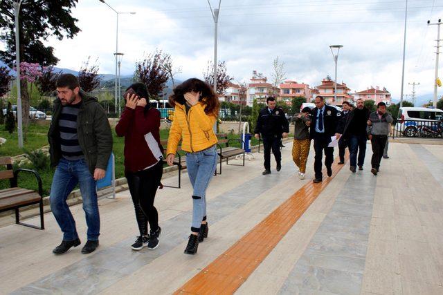 İzmir'de, hırsızlık şüphelisiyle gözaltına alınan 4 kişiden 1'i tutuklandı