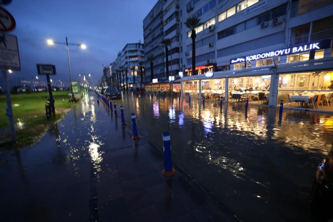 İzmir&rsquo;de deniz seviyesi 85 santimetre y&uuml;kseldi! Ekipler harekete ge&ccedil;ti 2