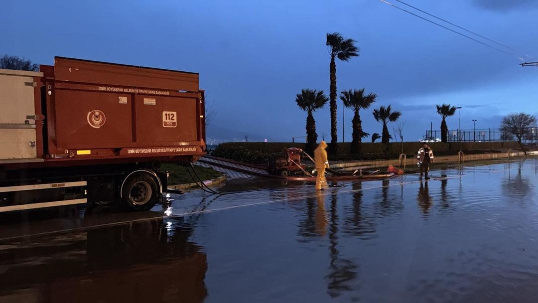 İzmir&rsquo;de deniz seviyesi 85 santimetre y&uuml;kseldi! Ekipler harekete ge&ccedil;ti 3