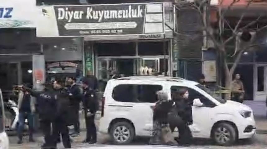 Gaziantep'te silahlı, maskeli ve biber gazlı kuyumcu soygunu: 1 kilo altın &ccedil;alan 2 soyguncu yakalandı