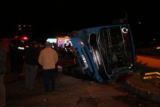 Halk otobüsü ile otomobil çarpıştı: 3 yaralı