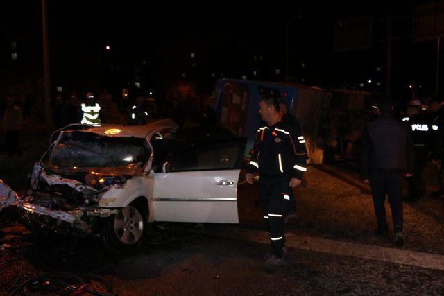 Halk otobüsü ile otomobil çarpıştı: 3 yaralı