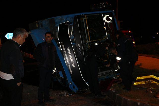 Halk otobüsü ile otomobil çarpıştı: 3 yaralı