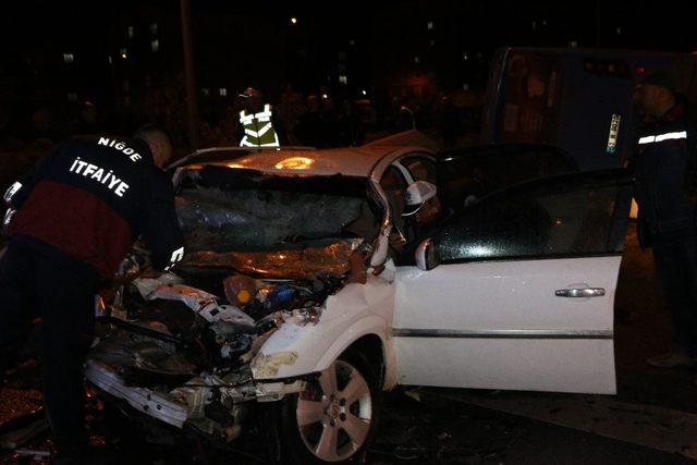 Niğde’de Halk Otobüsü ile Otomobil çarpıştı: 2’si ağır 3 yaralı