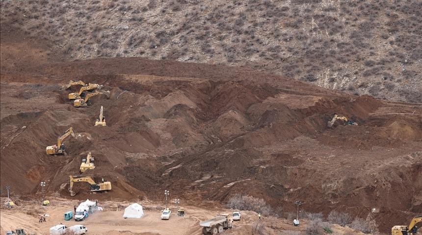 Erzincan'da 9 iş&ccedil;inin hayatını kaybettiği toprak kaymasına ilişkin dava 14 Nisan'a ertelendi
