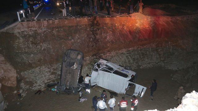 GÜNCELLEME - Bayburt'ta iki araç menfez çukuruna düştü: 8 ölü, 4 yaralı