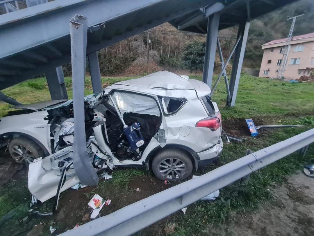 Rize de feci kaza: 1 &ouml;l&uuml;, 1 ağır yaralı 2