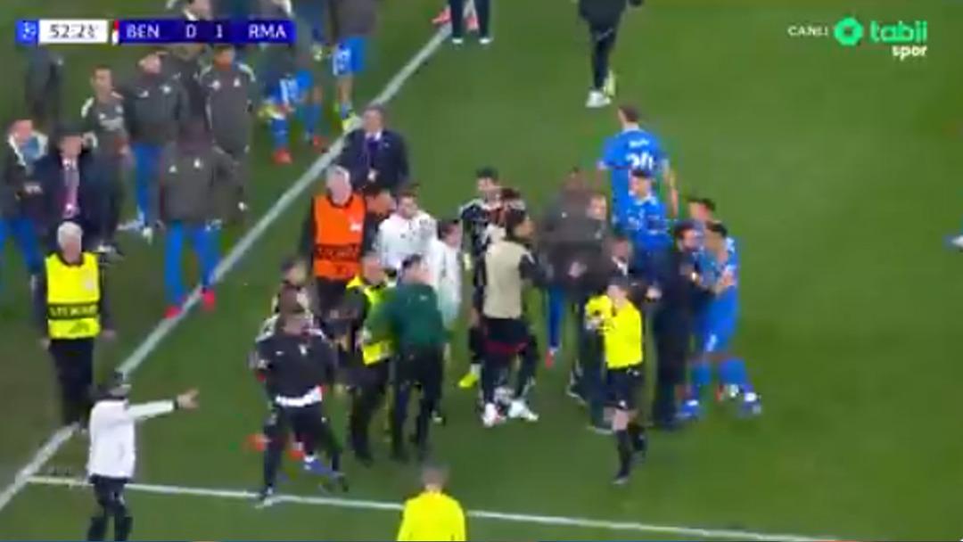 Benfica-Real Madrid ma&ccedil;ı ırk&ccedil;ılık iddiasıyla 10 dakika durdu 1