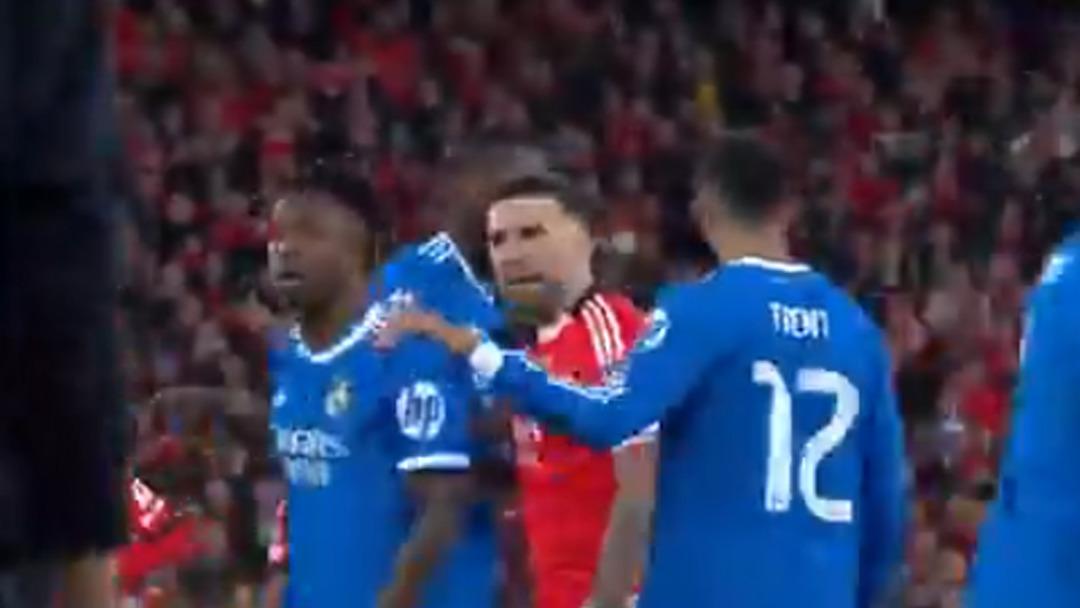 Benfica-Real Madrid ma&ccedil;ı ırk&ccedil;ılık iddiasıyla 10 dakika durdu 2