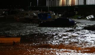 Seviye y&uuml;zde y&uuml;ze ulaştı! Dolan baraj taştı, hem araca hem vatandaşa kapatıldı