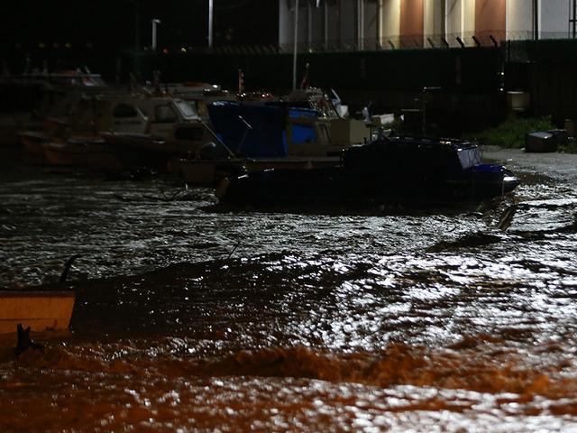 Seviye y&uuml;zde y&uuml;ze ulaştı! Dolan baraj taştı, hem araca hem vatandaşa kapatıldı
