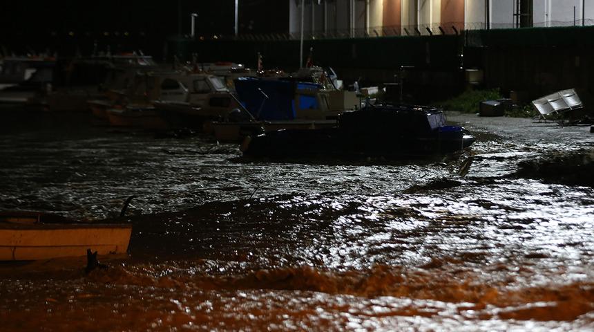Seviye y&uuml;zde y&uuml;ze ulaştı! Dolan baraj taştı, hem araca hem vatandaşa kapatıldı