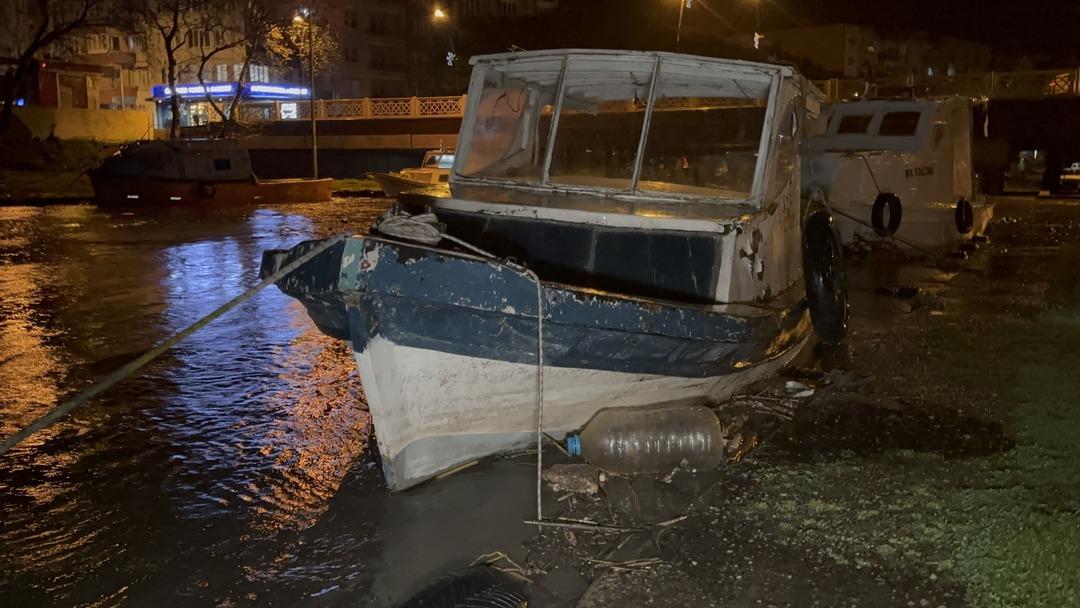 Seviye y&uuml;zde y&uuml;ze ulaştı! Dolan baraj taştı, hem araca hem vatandaşa kapatıldı 2