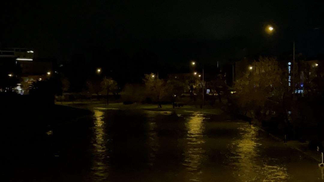 Seviye y&uuml;zde y&uuml;ze ulaştı! Dolan baraj taştı, hem araca hem vatandaşa kapatıldı 3