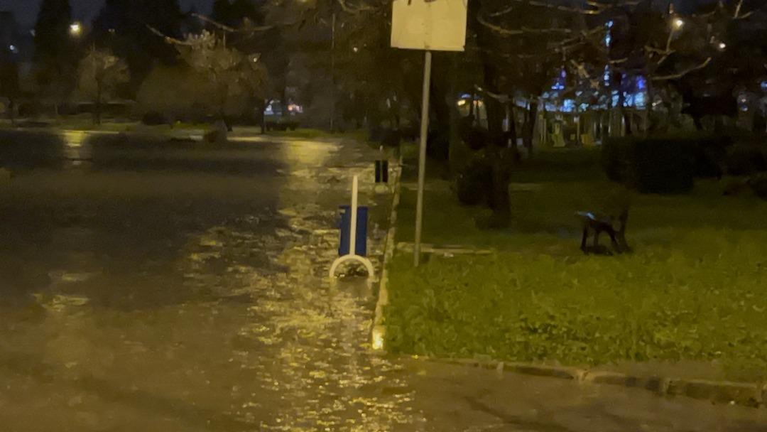 Seviye y&uuml;zde y&uuml;ze ulaştı! Dolan baraj taştı, hem araca hem vatandaşa kapatıldı 4