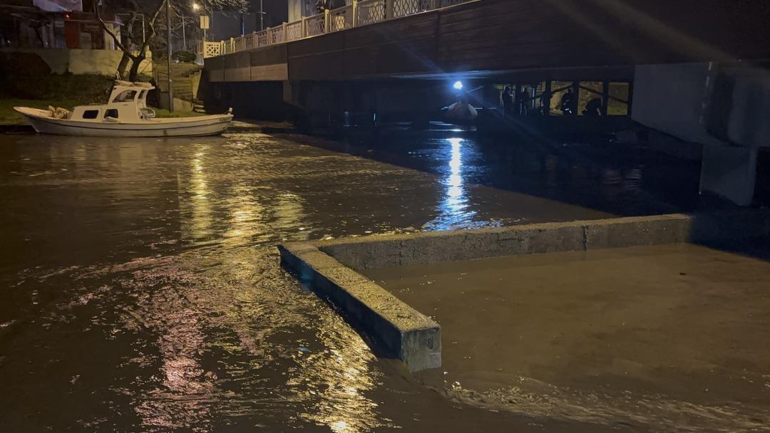 Seviye y&uuml;zde y&uuml;ze ulaştı! Dolan baraj taştı, hem araca hem vatandaşa kapatıldı 5