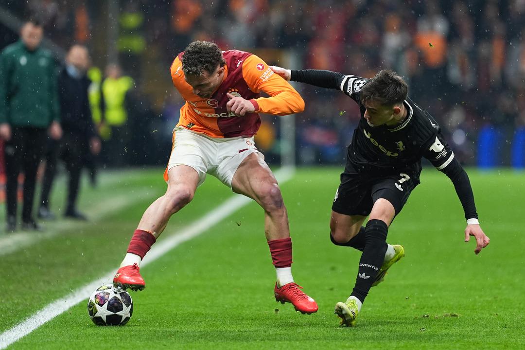 Nihat Kahveci mest oldu, Barış Alper i yere g&ouml;ğe sığdıramadı: "Seni g&ouml;reyim ayağını &ouml;perim" 3