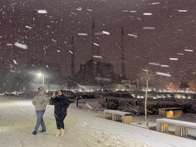Kar, İstanbul'un kapısına dayandı! Başladı...