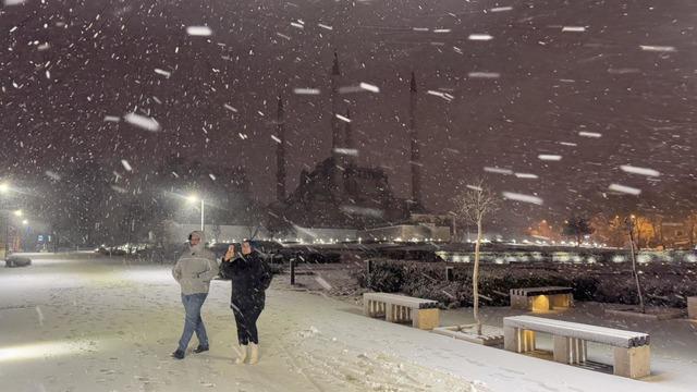 Kar, İstanbul'un kapısına dayandı! Başladı...