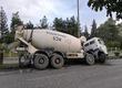 &Ccedil;ukura d&uuml;şen beton mikseri devrilmeye ramak kala durdu