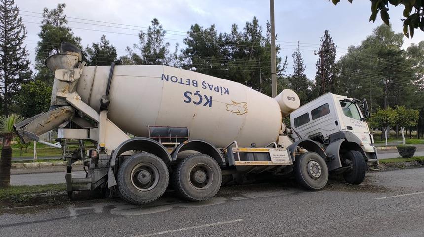 &Ccedil;ukura d&uuml;şen beton mikseri devrilmeye ramak kala durdu