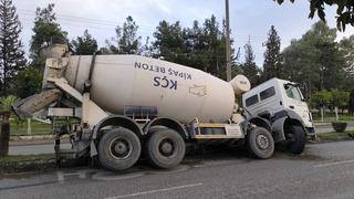 Çukura düşen beton mikseri devrilmeye ramak kala durdu