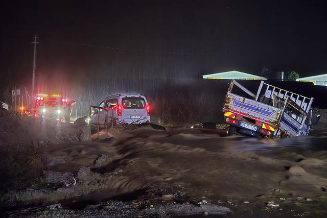 Manisa da iki ara&ccedil; debisi y&uuml;kselen derede s&uuml;r&uuml;klendi 1