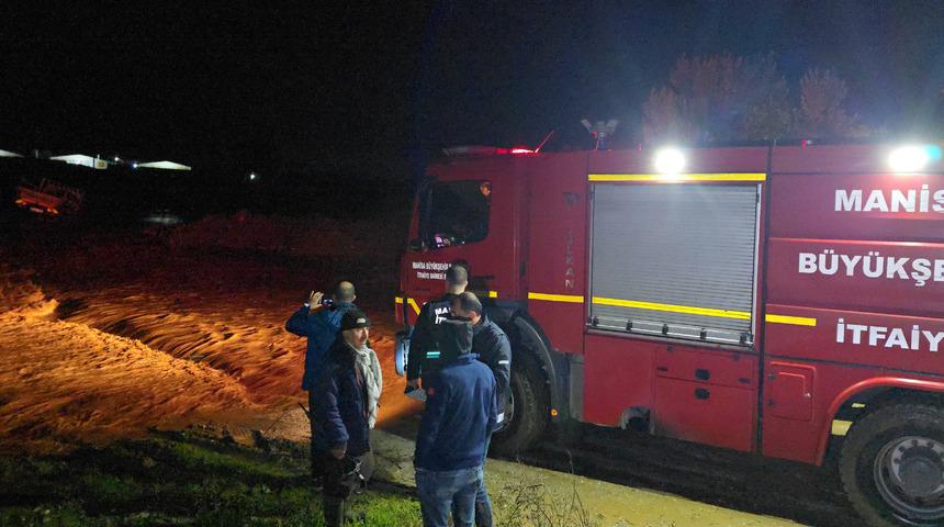 Manisa'da iki ara&ccedil; debisi y&uuml;kselen derede s&uuml;r&uuml;klendi