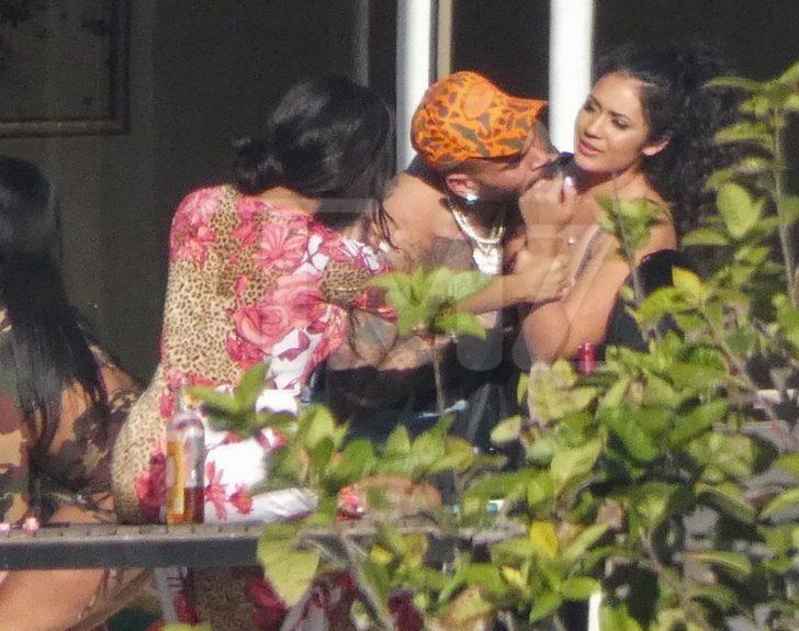 Ünlü şarkıcı herkesin içinde o kadının boğazına yapıştı! G1