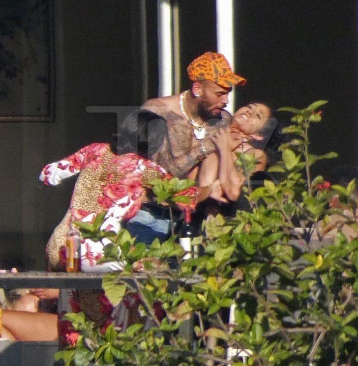 Ünlü şarkıcı herkesin içinde o kadının boğazına yapıştı! G3