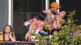 Ünlü şarkıcı herkesin içinde o kadının boğazına yapıştı!