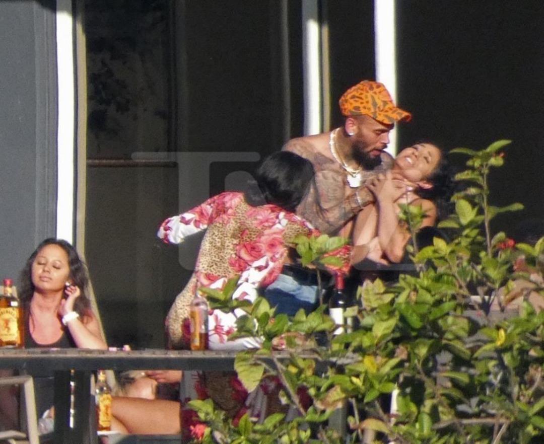 &Uuml;nl&uuml; şarkıcı herkesin i&ccedil;inde o kadının boğazına yapıştı!