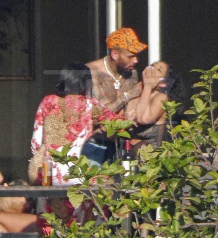 Ünlü şarkıcı herkesin içinde o kadının boğazına yapıştı! G5